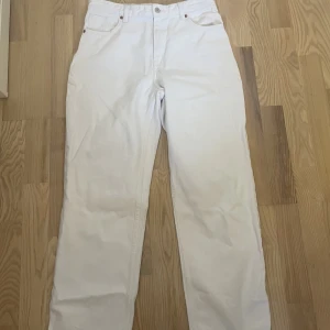 Vita jeans  - Helt oanvända vita jeans från monki. (Högmidjade)
