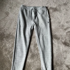 Ralph Louren byxor  - Hej  säljer mina fin fina byxor. Använda MAX 4 ggr skick 9/10. Size S. självklart äkta.  Kan gå ner i pris vid snabb affär. Vid funderingar hör gärna av dig