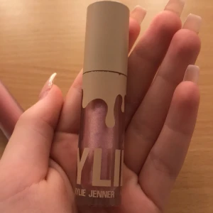 Läppglans  - Fint läppglans från Kylie jenner oanvänd i nyskick, läppglans med lite rosa färg i