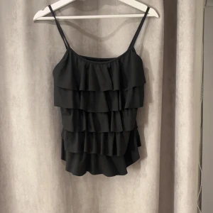 Volagtröja - Säljer detta snygga linne som jag köpte på Missäy i Göteborg. Minns ej vilken storlek men sitter som en S skulle jag säga💗