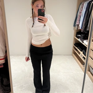 Mid kostymbyxor  - Kostymbyxor från Zara! Snygga och trendiga! Jag är 170cm och väger 68kg! Dm vid intresse och frågor ☺️