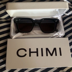 Chimi  - Säljer två par chimi, båda i 04. Aldrig använda 