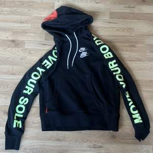 Skön Nike world tour hoodie, säljer för den inte passade, använd en gång 10/10 skick, nypris 1799kr, nästan omöjlig att få tag på