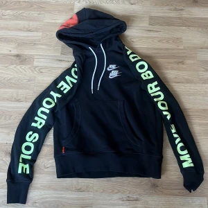 Nike hoodie - Skön Nike world tour hoodie, säljer för den inte passade, använd en gång 10/10 skick, nypris 1799kr, nästan omöjlig att få tag på