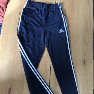 Adidas byxor 36/38 - Supersköna byxor från adidas. storlek 36/38 och sann i storlek. 