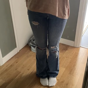 Jeans - Skit snygga jeans med hål från bershka. Storlek 32 men passar också 34. Knappt använda i jätte bra skick! Perfekt nu till hösten 🩷 Nypris 299kr säljer för 200kr