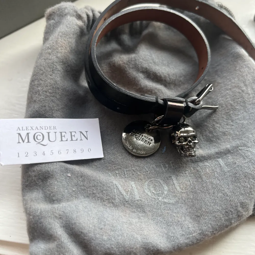 Alexander McQueen armband köpt på Vestiaire så har äkthetskontrollerats, dustbag medföljer. På sista bilden syns färgen tydligare💗nypris 2200kr. . Accessoarer.