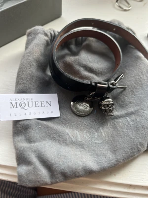 Alexander McQueen armband - Alexander McQueen armband köpt på Vestiaire så har äkthetskontrollerats, dustbag medföljer. På sista bilden syns färgen tydligare💗nypris 2200kr. 