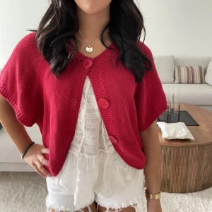 Röd bolero  - Säljer min jättesnygga röda stickade bolero!! Storlek M men passar också mindre då det blir snyggt med lite oversized❤️ kolla jättegärna in mina andra annonser!!!