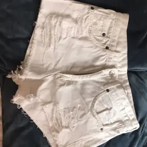 Vita ”slitna” jeansshorts från H&M väldigt fina men är tyvärr lite förstora för mig