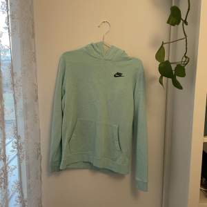 En jättefin och skön Nike-hoodie i ljusblå färg 