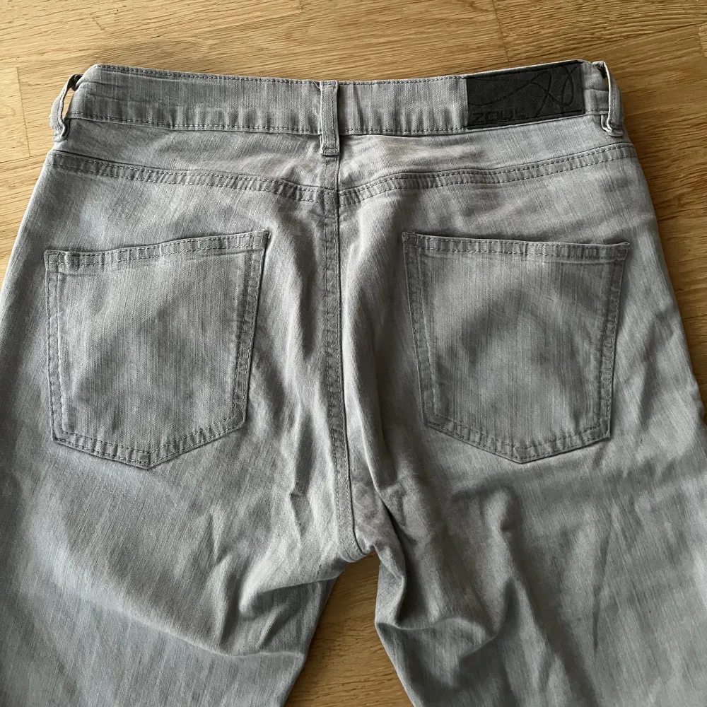 Ljusgrå lågmidjade jeans med lätt utsvängda ben som inte kommer till användning. Köpte dem second hand men de är fint skick! Storlek 40 men passar 36/38💕. Jeans & Byxor.
