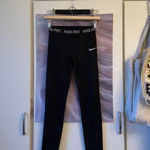 Ett par Nike pro tränings byxor som inte alls är slitna! Använt inte så ofta, 100kr + frakt