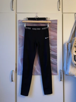 Tränings byxor nike  - Ett par Nike pro tränings byxor som inte alls är slitna! Använt inte så ofta, 100kr + frakt