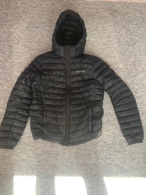 Peakperformance jakke - Peakperformance jakke, brugt få gange, god stand. Nypris 1750kr sælges for 550kr. Prisen kan forhandles Skriv hvis du er interesseret