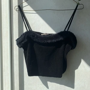 Sammet crop top med pälskant - 90-tals croptop i svart sammet med pälskant Den är klippt så säljer till lågt pris 