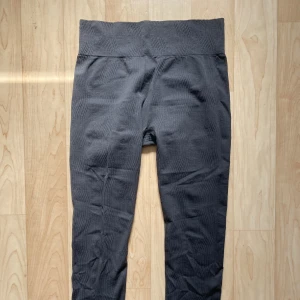 H&M Move träningstights  - Grå/svarta med vågigt mönster på, använda 1 gång