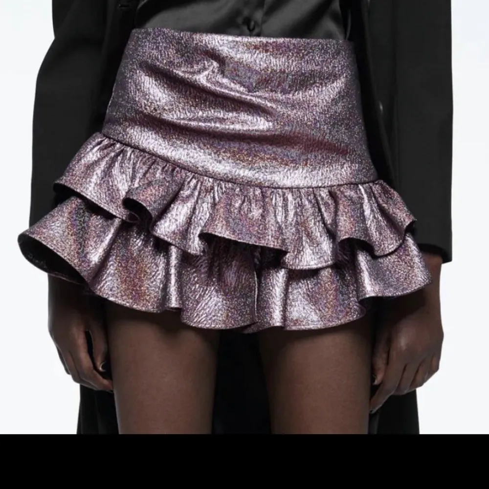 Säljer denna fantastiska volangkjol från zara i lila glitter tyg. Den har inbyggda shorts och är i storlek XS. Kjolar.