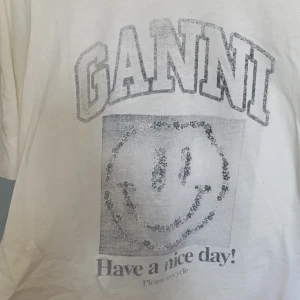Ganni - Supersnygg Ganni t-shirt💓💓jättebra skick, nyskick!!  Ej struken på bilden tyvärr.