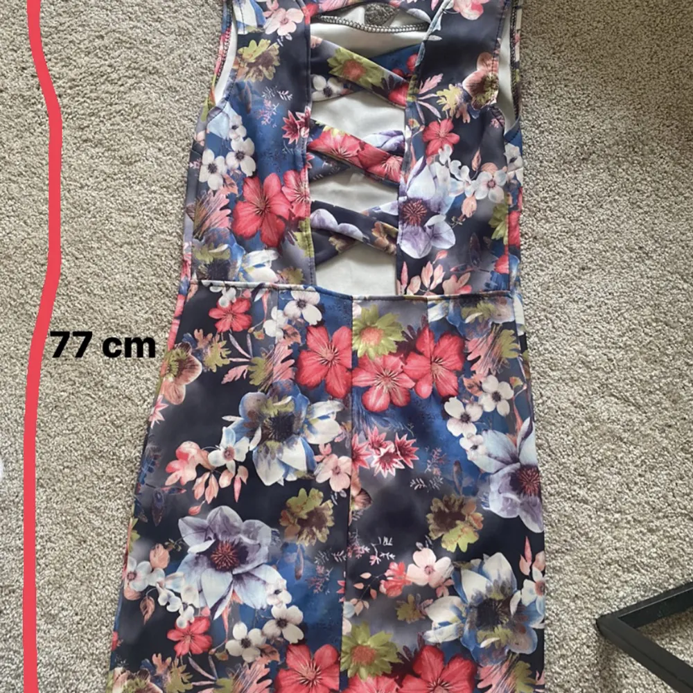 Snygg festklänning som är sparsamt använd. Skönt material och snygg öppning i ryggen och klänningen är ungefär 77 cm lång. . Klänningar.