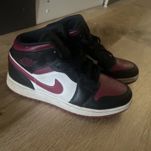 Jordan 1 mid - Skriv i DM vid önskemål om fler bilder. 