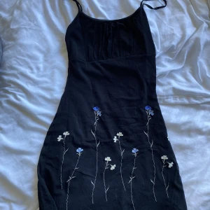 Söt kort klänning  - Supergulliga klänning, ser ut som ny, storlek S, men passar nog en XS med! 