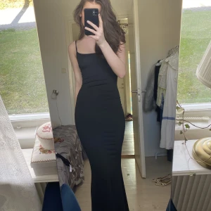 Svart skims dupe klänning - Svart klänning som liknar skims klänningarna. Jätte stretchig och skönt material som verkligen formar kroppen. Säljer den då den är för kort för mig som är 178cm lång🫶🏼 Skriv privat för fler bilder eller frågor 💞