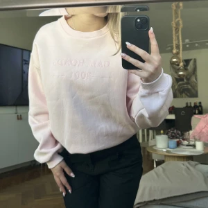 Sweatshirt  - Aldrig använd och inga defekter. Strl 34. Säljes pga att de inte kommer till användning.  Inköpspris: 379 kr Säljes för: 200 kr + frakt