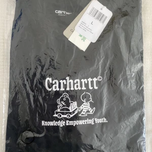 Carhartt - Schools Out - Svart T-shirt - L - Mitt pris: 199kr. Ord. Pris: 500kr. Con: 10/10 oöppnad. Finns orderbekräftelse. Storlek: L Skriv gärna till mig om du har några frågor