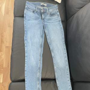 Jätte fina Levis jeans, säljes pga för små. Nästan aldrig använda 