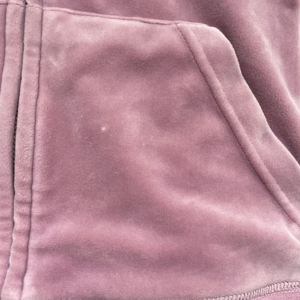Säljer min juicy tröja i lilac då den inte kommer till användning. Den är i okej sick men har en vit prick på framsidan (bild 1&2). Färgen heter lilac men är mer en blandning mellan rosa och lila. Pris kan diskuteras . Tröjor & Koftor.
