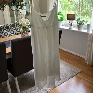 Klänning - Fin vit studentklänning eller sommarklänning