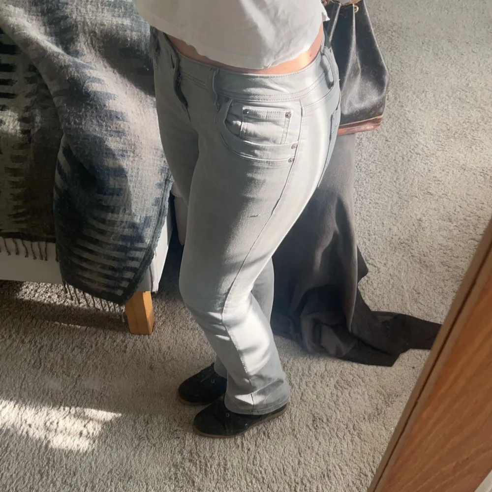 Jättesnygga ljusgråa lågmidjade ltb jeans, passar mig som är 164 och skulle troligtvis passa nån som är lite kortare eller längre än det💞. Jeans & Byxor.