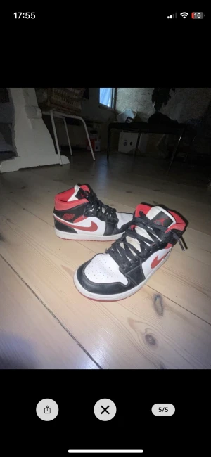 Jordan 1 (Gym Red) - Säljer Jordan 1 röda vita,(gym red) är lite smutsiga som går att tvätta bort lätt. Säljer för 450kr (ny pris, runt 1300kr) kan mötas upp. Kan postas men betalar inte för frakten.