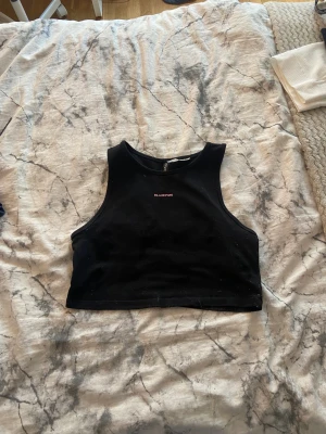 Topp - En svart topp med en lite text, kostar 35kr +20kr frakt 