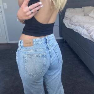 Säljer dessa jeansen från Weekday i modellen Arrow Low i jättefint skick! 💘