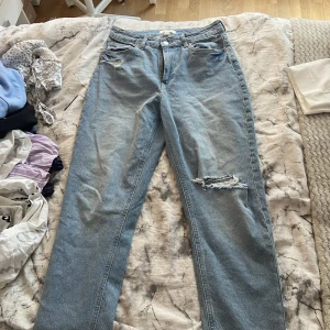 Jeans  - Ett år blå jeans med hål i byxorna,kostar 45kr+25kr frakt 