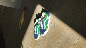 Vans skor - Ett par Vans skate skor som är i bra skick kan behövas tvättas för att se helt nya ut annars är de i bra skick och är knappast använda och har en storlek på 40 och ett original pris på 700 och nytt pris 450  men kan förhandla pris senare.