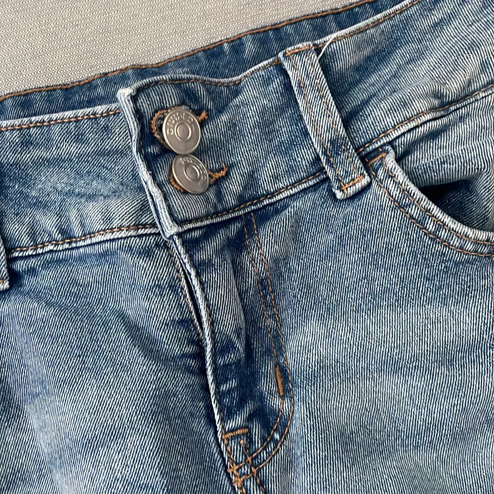 Low waist boutcout jeans från h&m, knappt använda väldigt bra skick. Storlek 38 men passar som en 36. Säljs inte i butik längre. Byxorna har ett hål nere vid hälen, därav priset.. Jeans & Byxor.