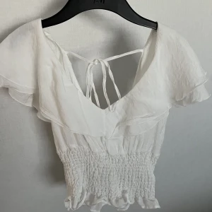 Sommar topp - En gullig topp t sommaren🤍🤩storlek xs men skulle säga s/m, större i storleken. 85kr inkl frakt!!