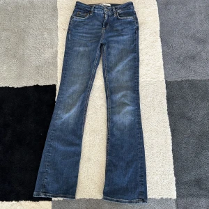 Zara jeans - Säljer nu dessa ursnygga zara i storlek 32!🩷Byxorna köptes för 400 kr! Byxorna har inga defekter alls och är inte använda alls särkilt mycket!🩷🩷 perfekta till alla årstider!!🩷🩷