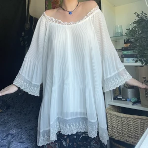 Spets blus/klänning  - Säljer denna fina sommardröm pga den inte kommer till användning hos mig. Köpt på sellpy men aldrig använd av mig. Är 175 och skulle själv inge använda den som klänning då den är något kort🫶🏼🫶🏼