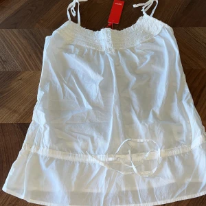 Vintage Esprit Linne - Supersött vintage linne från Espirit. Aldrig använt och lappen sitter fortfarande på. Storlek: 38 Nypris: 400