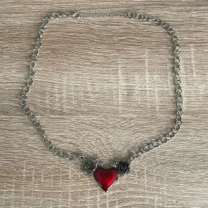 Hjärt halsband - Gulligt halsband med ett hjärta och rosor 