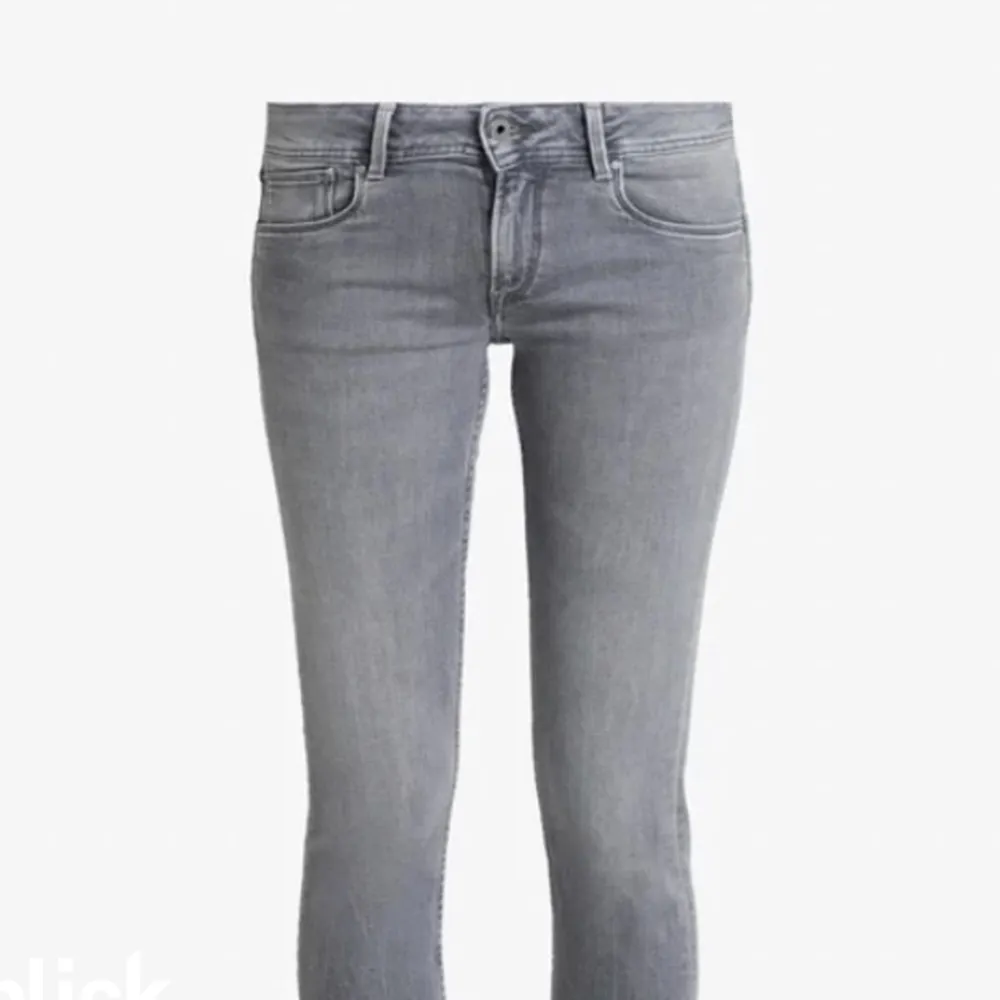 Säljer mina pepe jeans low rise jeans! Helt slutsålda på Zalando 😁 storlek 26/32. Börjar på 250 💕💕 (till ref är jag 163). Jeans & Byxor.