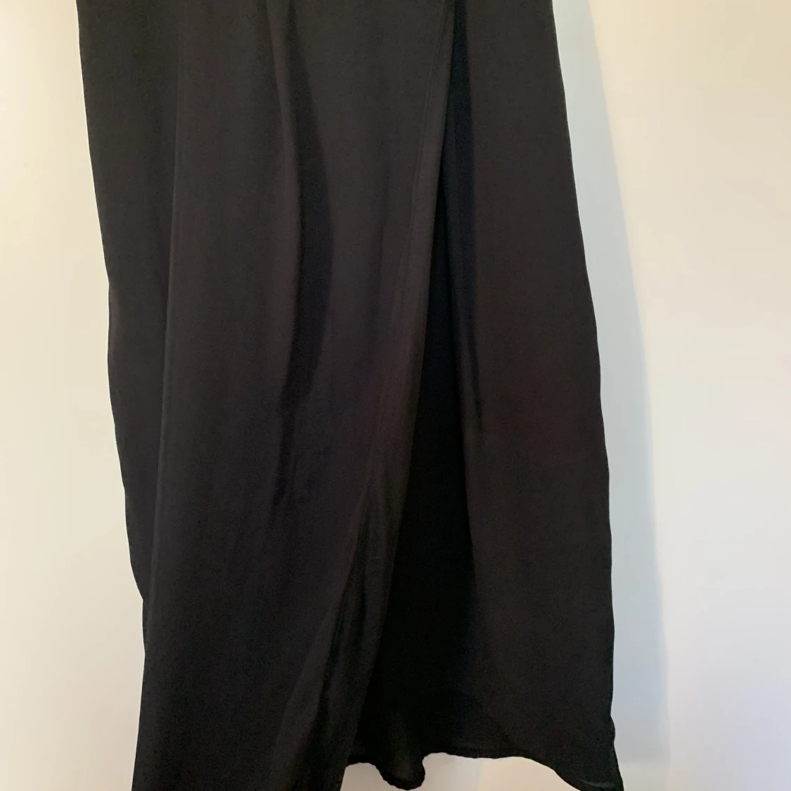 Svart klänning med slits - 90