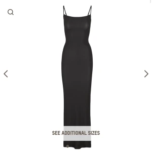 Skims klänning  - Skims lounge long slip dress. Helt oanvänd säljer för att jag måste tyvärr spara pengar för sommaren❤️ klänningen har BÄSTA material jag har känt den är mycket mjuk och strechig material. 