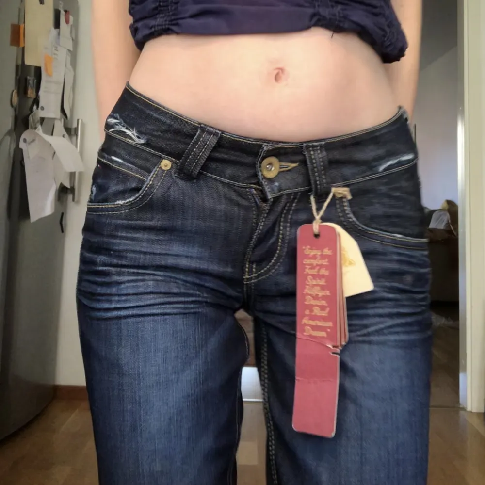 Jätte snygga lowrise jeans med flare😮‍💨 Köpte på Plick men aldrig använda, bara att knappen är lite lös. Säljer pga inte min storlek. Passar 165-175 skulle jag säga! S/XS i midjan. Möts upp i Stockholm annars står kund för frakt. . Jeans & Byxor.