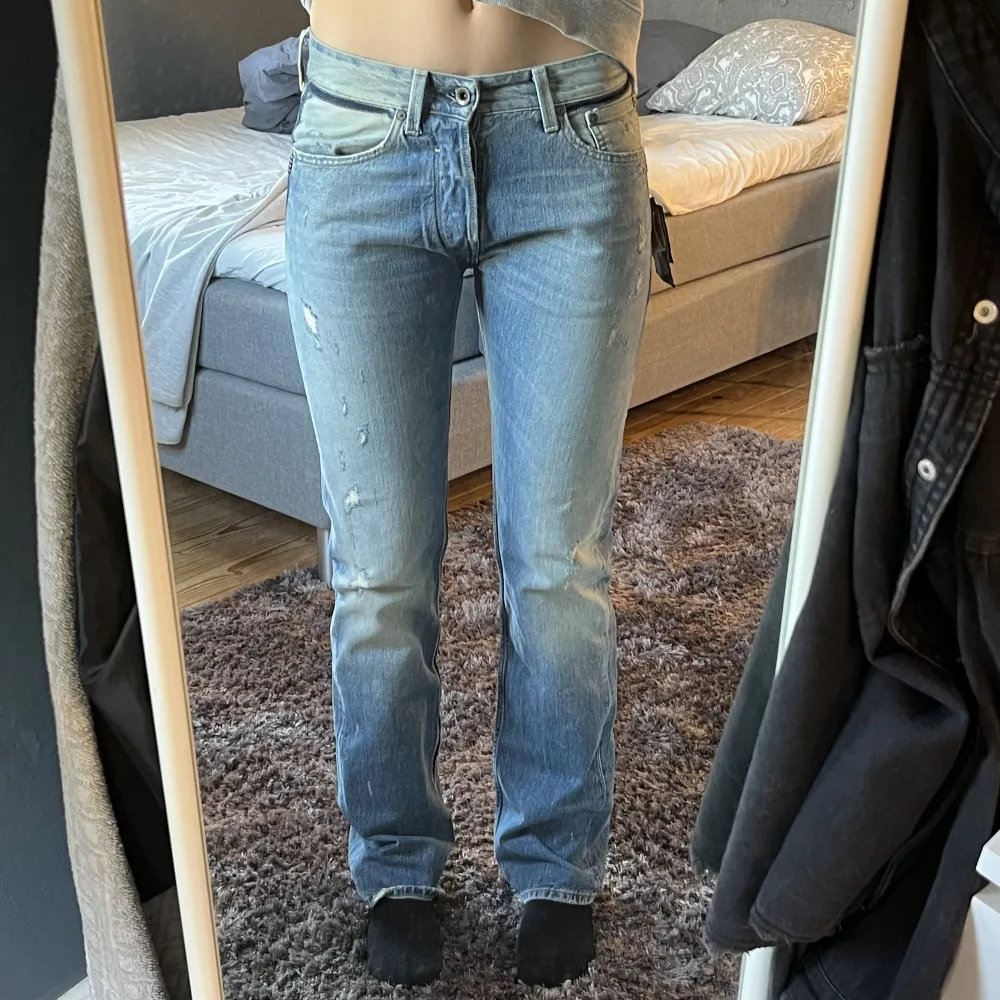 Coola low/midwaisted jeans från Replay. Helt nya aldrig använda med prislapp kvar. Midja 39cm. Innerbenslängd 90cm 💙💙💙Pris kan diskuteras! . Jeans & Byxor.