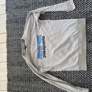 Patagonia tröja - Tröjan är i fint skick men har gått lite färg på sig på ena armen. Men annars är den är fint skick